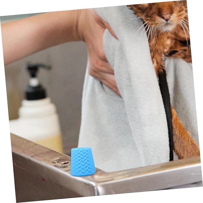 1Pcs Outdoor Pet Cleaning Shower Head Portable Silicone Sprayer for Pet Fur Skin Cleaning Compact Design for Travel Outdoor Use for All Pet