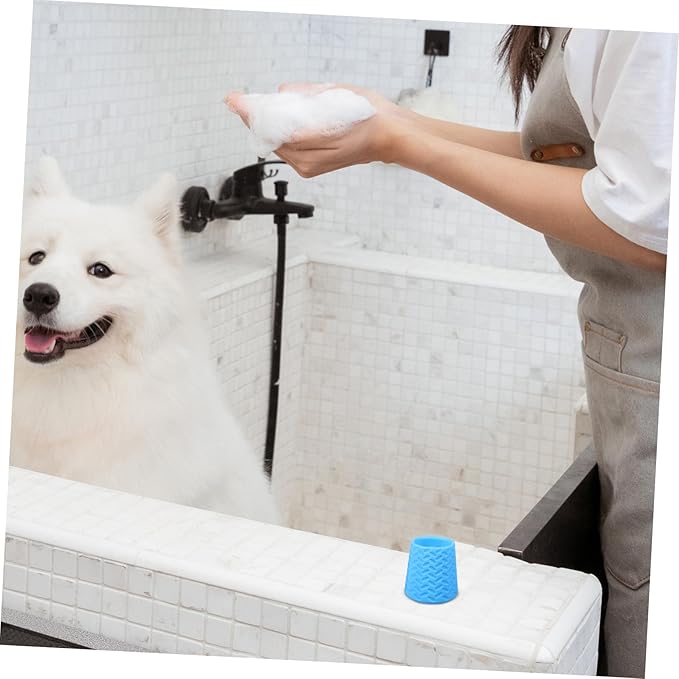 1Pcs Outdoor Pet Cleaning Shower Head Portable Silicone Sprayer for Pet Fur Skin Cleaning Compact Design for Travel Outdoor Use for All Pet